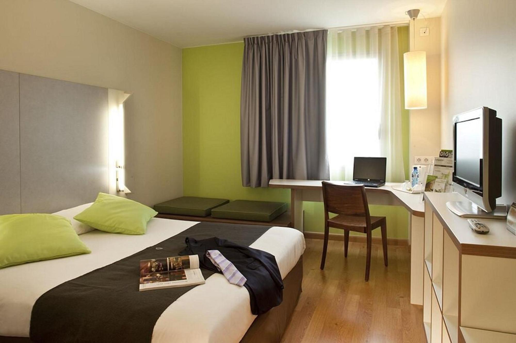 Travelodge Bcn Cornella Fira Cornellà de Llobregat Exterior foto